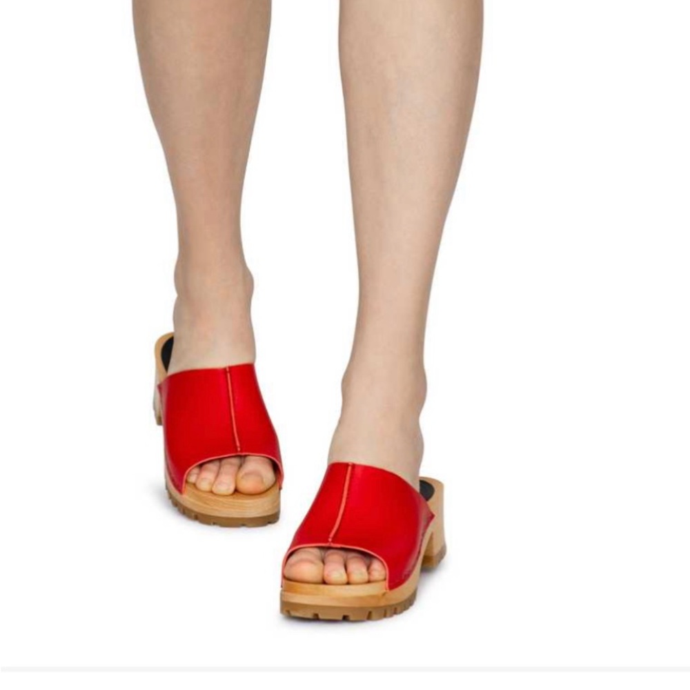 Women’s LOW clog in  orangey Red. Out of stock color. Vibrant fits like an 8/8.5